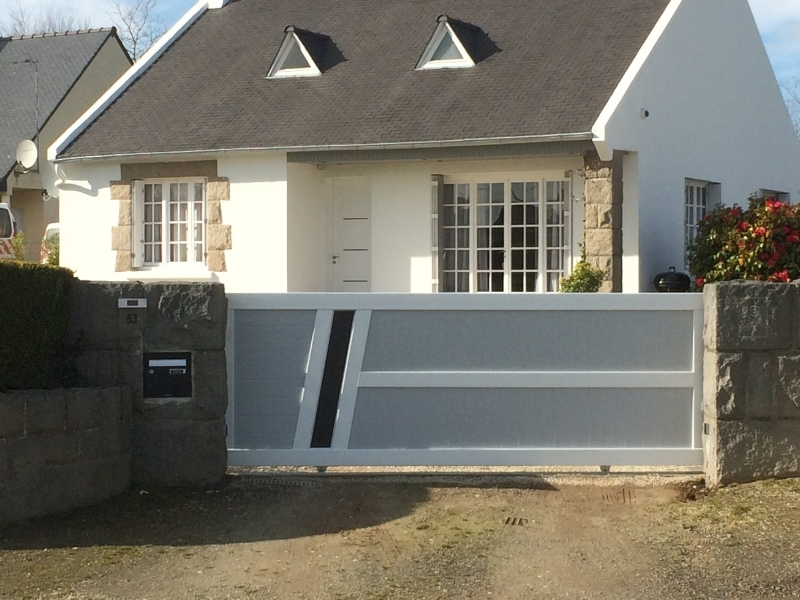 Portail coulissant en PVC
