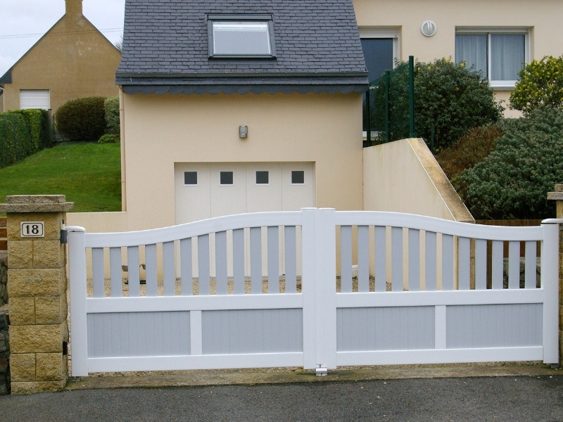 Portail battant en PVC